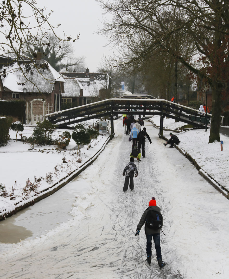 contioutra.com - Giethoorn: Conheça a vila holandesa sem ruas que parece cenário de contos de fadas