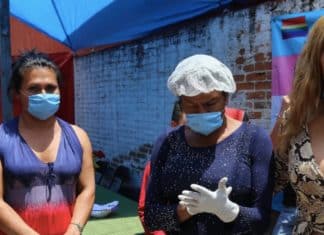 Comunidade de mulheres trans cria cantina comunitária para alimentar pessoas necessitadas durante pandemia