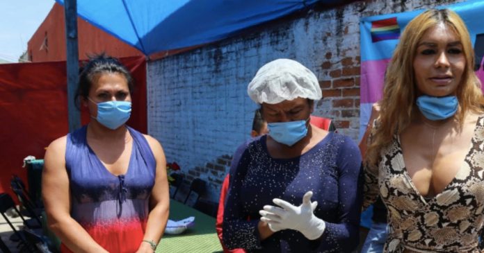 Comunidade de mulheres trans cria cantina comunitária para alimentar pessoas necessitadas durante pandemia