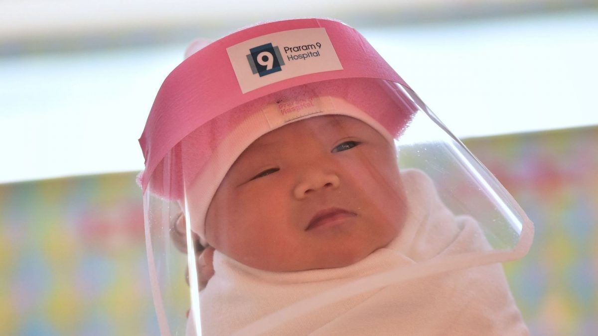 asomadetodosafetos.com - Na Tailândia, bebês recém-nascidos ganham protetor facial contra o coronavírus