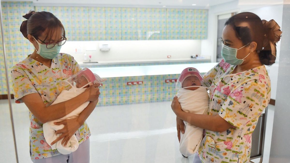 contioutra.com - Em hospital na Tailândia, recém-nascidos usam protetor facial contra o coronavírus