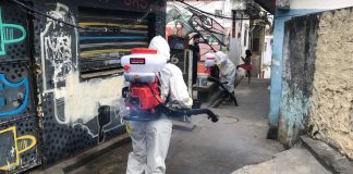 Moradores de favela no Rio ‘arregaçam as mangas’ e higienizam ruas por conta própria contra o coronavírus