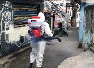 Moradores de favela no Rio ‘arregaçam as mangas’ e higienizam ruas por conta própria contra o coronavírus