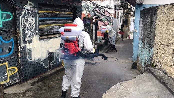 Moradores de favela no Rio ‘arregaçam as mangas’ e higienizam ruas por conta própria contra o coronavírus
