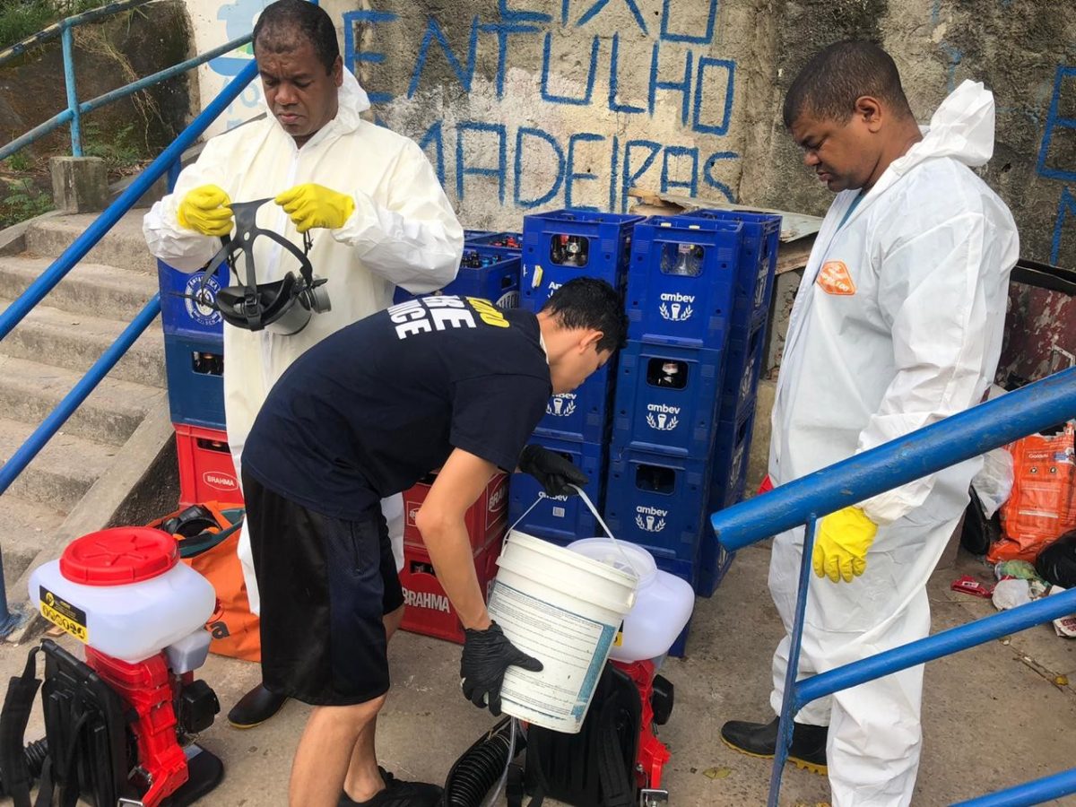 contioutra.com - Moradores de favela no Rio ‘arregaçam as mangas’ e higienizam ruas por conta própria contra o coronavírus