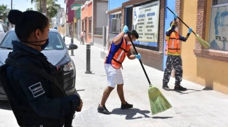 contioutra.com - No México, jovens que furam o isolamento social são colocados para varrer as ruas