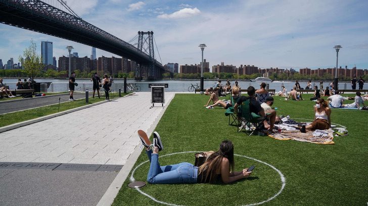 contioutra.com - Nova York implementa "estacionamento humano" para manter distância social nos parques