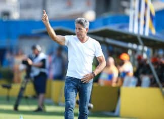 Ele de novo: Renato Gaúcho doa mais sete toneladas de alimentos a famílias carentes de Porto Alegre