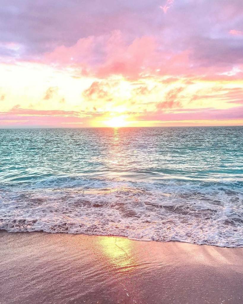 contioutra.com - O pôr do Sol nas praias de Bali reflete uma beleza magnífica em tons pastéis. Veja fotos!
