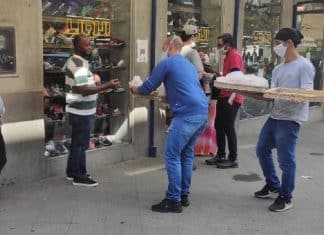 Empresário distribui pão e café em fila do auxílio emergencial: ‘um pouquinho faz a diferença’