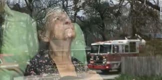 Polícia faz surpresa no aniversário da idosa que por 40 anos lhes serviu jantar de Ação de Graças Polícia faz surpresa no aniversário da idosa que por 40 anos lhes serviu jantar de Ação de Graças