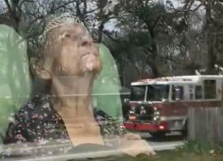 Polícia faz surpresa no aniversário da idosa que por 40 anos lhes serviu jantar de Ação de Graças