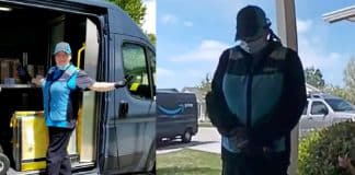 Motorista de entrega para em frente à casa de uma família e ora pelo bebê com saúde frágil que ali mora