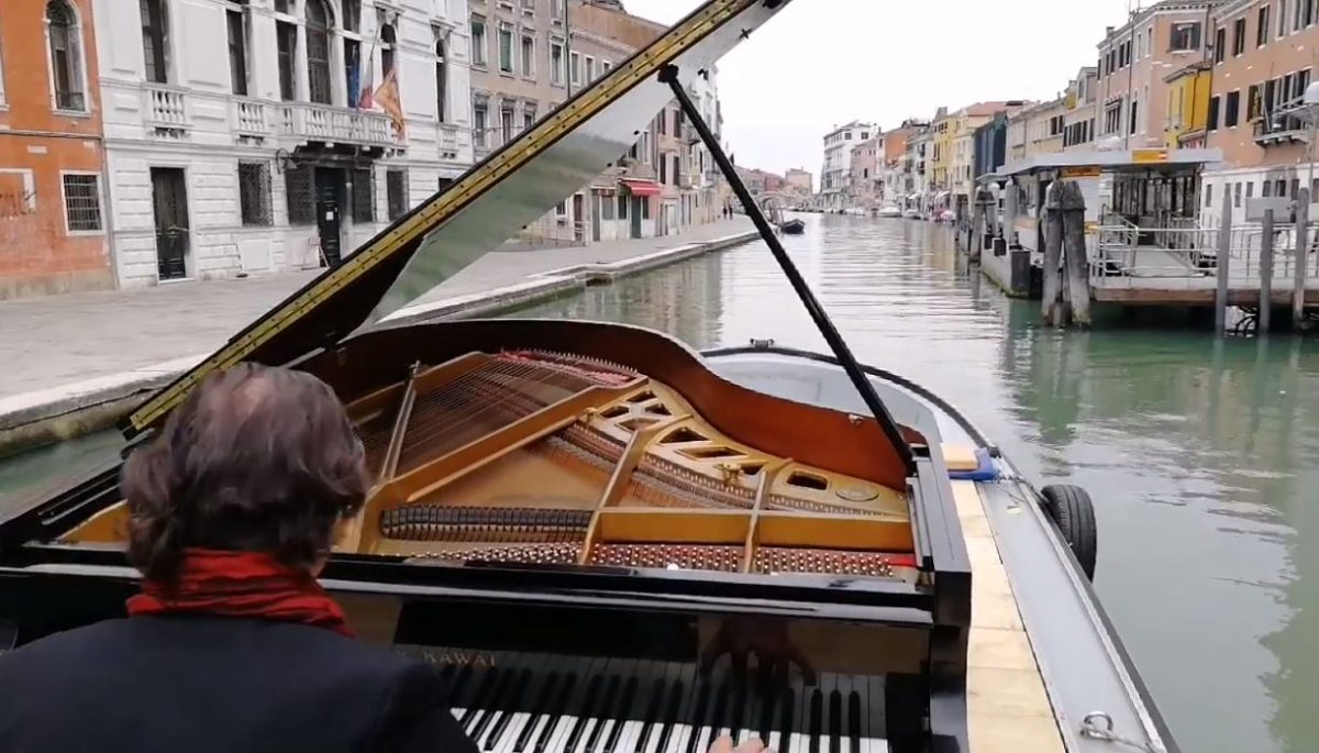 contioutra.com - Pianista faz apresentação emocionante pelos canais de Veneza