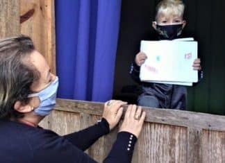 Diretora visita alunos sem acesso à internet para entregar material didático