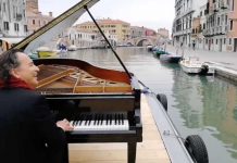 Pianista faz apresentação emocionante pelos canais de Veneza Pianista faz apresentação emocionante pelos canais de Veneza