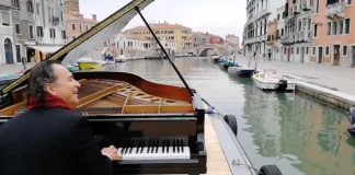 Pianista faz apresentação emocionante pelos canais de Veneza