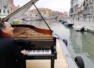 Pianista faz apresentação emocionante pelos canais de Veneza