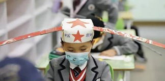 Na China, crianças voltam às aulas com ‘chapéu-helicóptero’ para garantir distância dos colegas