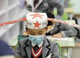 Na China, crianças voltam às aulas com ‘chapéu-helicóptero’ para garantir distância dos colegas