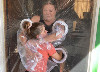 Com apenas 10 anos, garota cria ‘Cortina do Abraço’ para poder abraçar seus avós