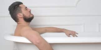 Esposa desliga Wi-Fi para impedir que marido fique trancado no banheiro evitando cuidar dos filhos