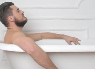 Esposa desliga Wi-Fi para impedir que marido fique trancado no banheiro evitando cuidar dos filhos