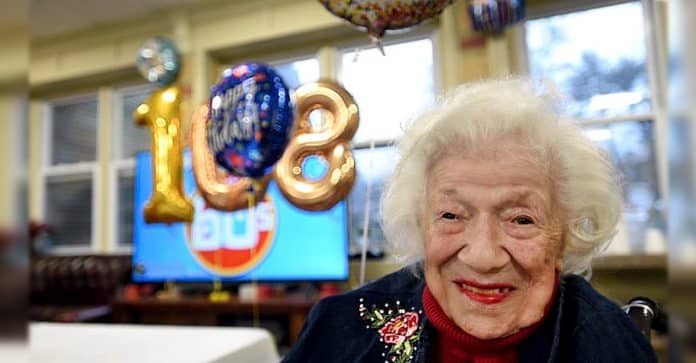 Vovó de 108 anos sobrevive ao coronavírus nos Estados Unidos. Uma guerreira!