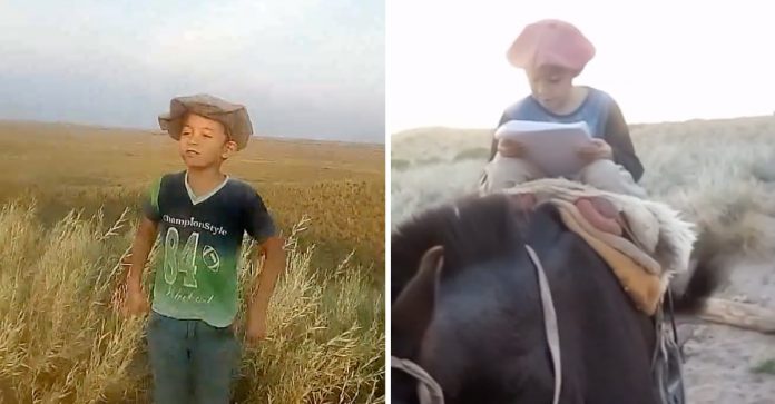 Garotinho viaja 30 quilômetros a cavalo para ter suas aulas on-line