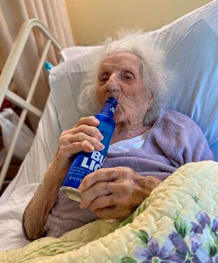 contioutra.com - Vovó de 103 anos vence o coronavírus e comemora da melhor maneira: Tomando cerveja!