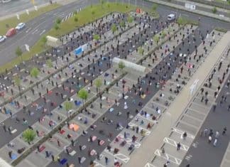 Empresa cede estacionamento a mesquita para que 800 muçulmanos comemorem juntos o fim do Ramadã