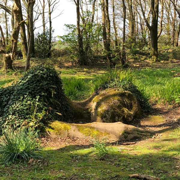 contioutra.com - Estátua repousa em jardins perdidos da Inglaterra e muda de aparência conforme as estações do ano