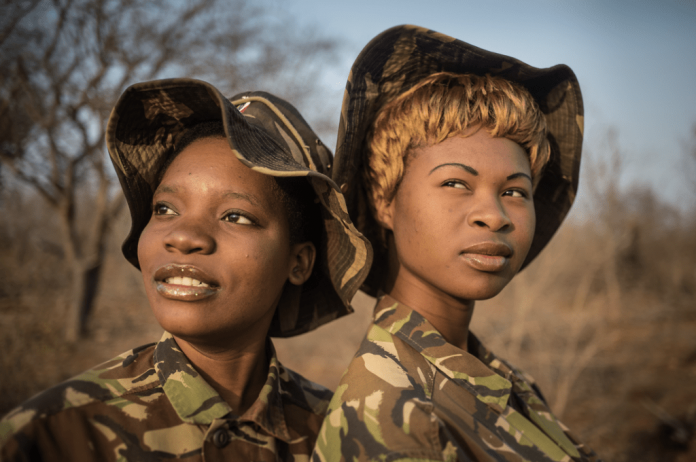 Um grupo de mulheres africanas se uniu para combater os caçadores de animais na África