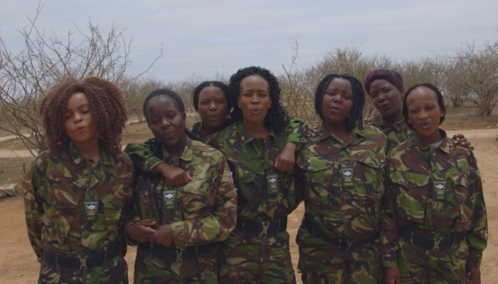 contioutra.com - Um grupo de mulheres africanas se uniu para combater os caçadores de animais na África