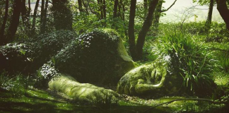 Estátua repousa em jardins perdidos da Inglaterra e muda de aparência conforme as estações do ano