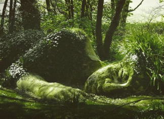 Estátua repousa em jardins perdidos da Inglaterra e muda de aparência conforme as estações do ano