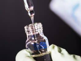 Primeiro lote da vacina contra COVID-19 desenvolvida em Oxford chega ao Brasil