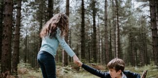 Com tanta gente apontando o dedo, quem estende a mão é suspeito. Com tanta gente apontando o dedo, quem estende a mão é suspeito.