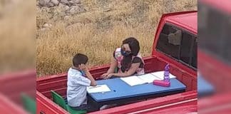 Professora adapta seu carro a uma sala de aula móvel para ajudar cada um de seus alunos.