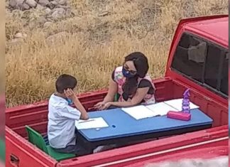 Professora adapta seu carro a uma sala de aula móvel para ajudar cada um de seus alunos.