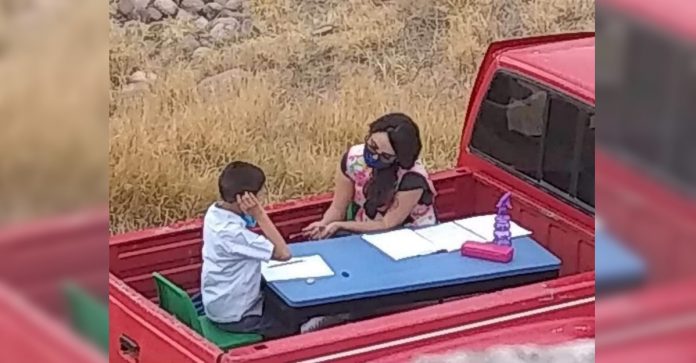 Professora adapta seu carro a uma sala de aula móvel para ajudar cada um de seus alunos.