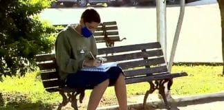 Menino usa wifi de açougue para estudar durante pandemia no celular que comprou com venda de latinhas