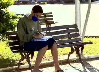 Menino usa wifi de açougue para estudar durante pandemia no celular que comprou com venda de latinhas