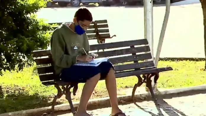 Menino usa wifi de açougue para estudar durante pandemia no celular que comprou com venda de latinhas