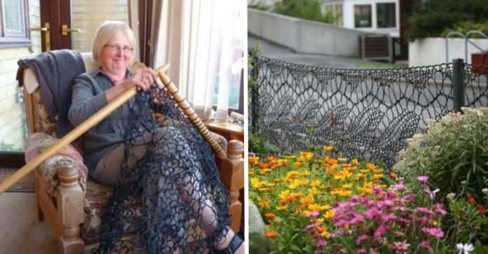Essa mulher trocou as grades de seu jardim por cercas que ela mesmo tricotou. O resultado é lindo!