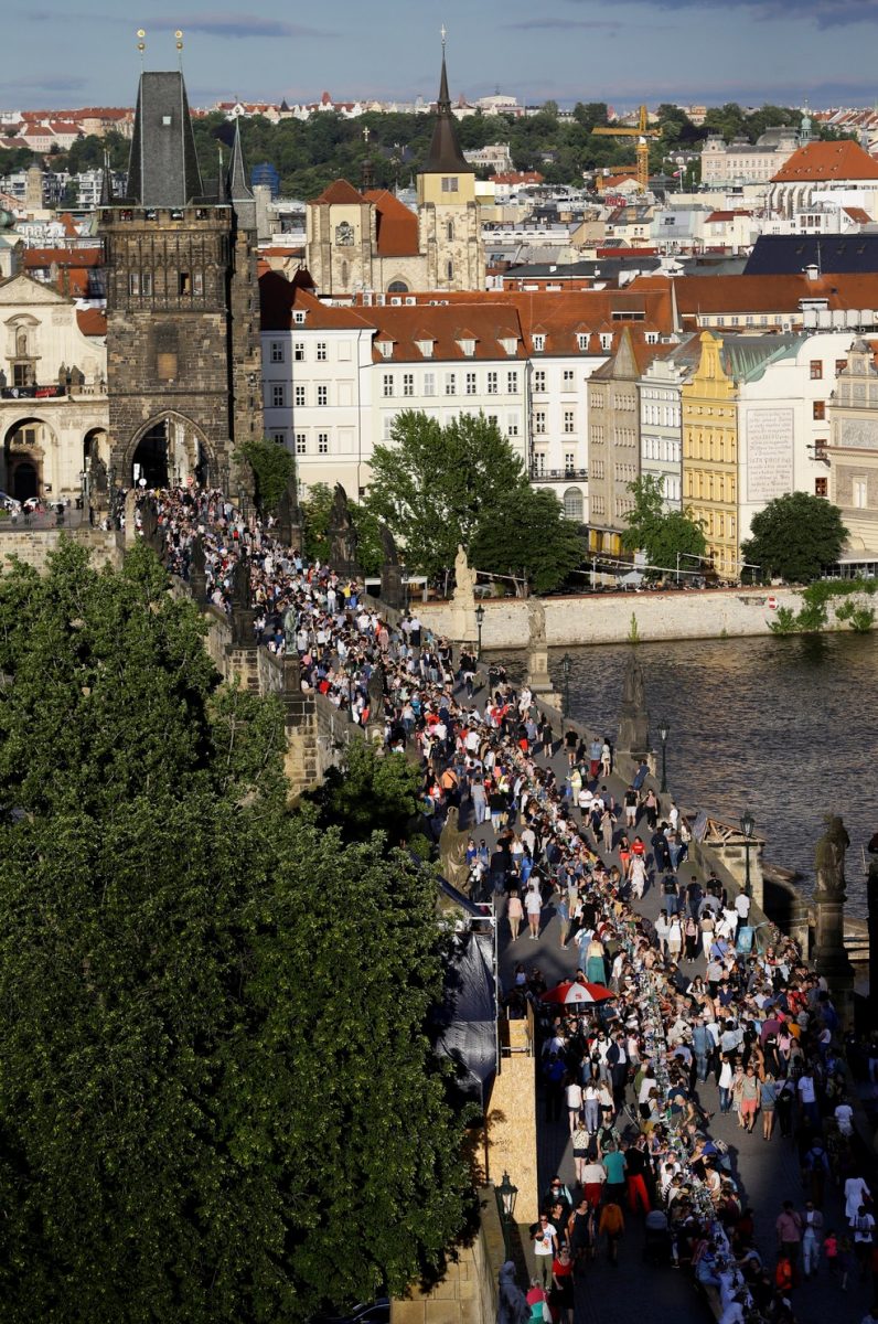 contioutra.com - Reunidos em mesa de jantar gigante, moradores de Praga celebram fim da quarentena