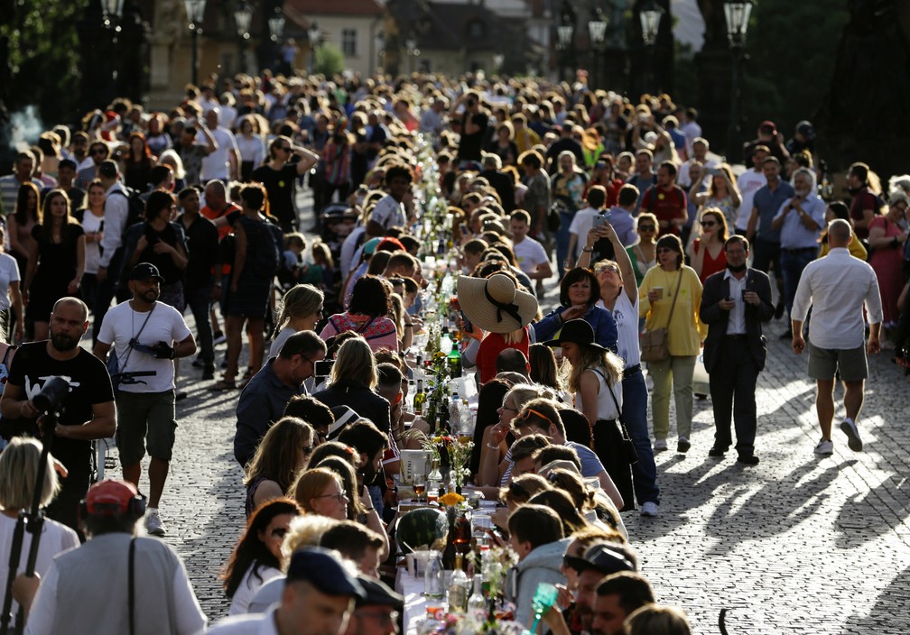 contioutra.com - Reunidos em mesa de jantar gigante, moradores de Praga celebram fim da quarentena