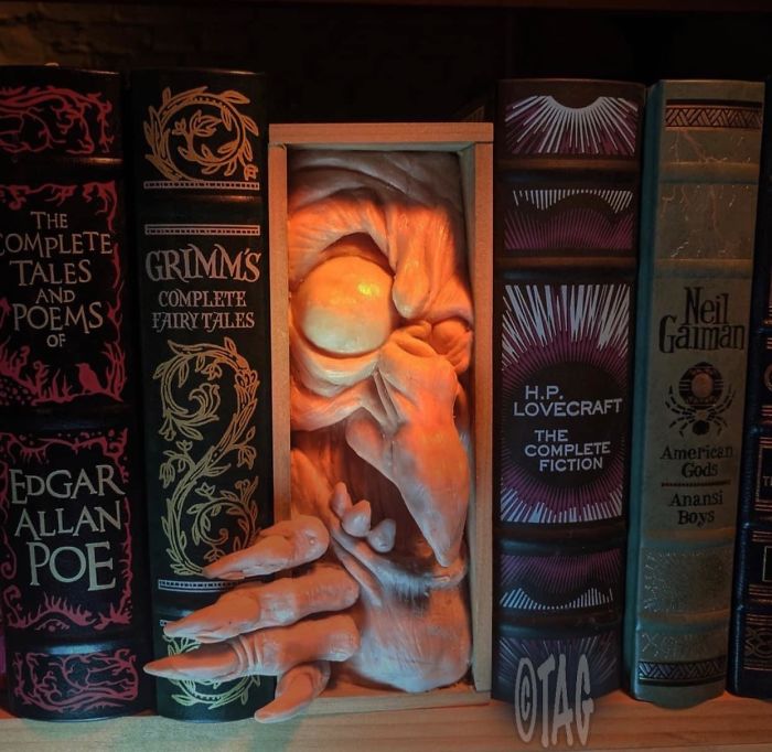 contioutra.com - Confira 9 livros decorativos que ficarão perfeitos na sua estante; dos mais assustadores aos mais charmosos.
