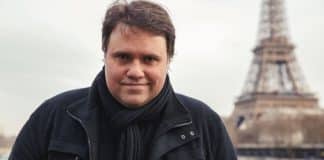 Apresentador Rodrigo Rodrigues falece aos 45 anos por complicações do coronavírus Apresentador Rodrigo Rodrigues falece aos 45 anos por complicações do coronavírus