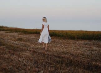 Não saia do sério, saia de perto